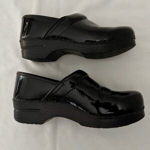Dansko Black Patent Leather Staple Clogs Size 41 EUC